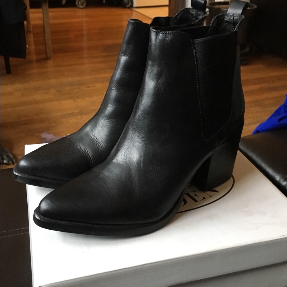 Steve Madden Women’s size 11 Black Leather boot